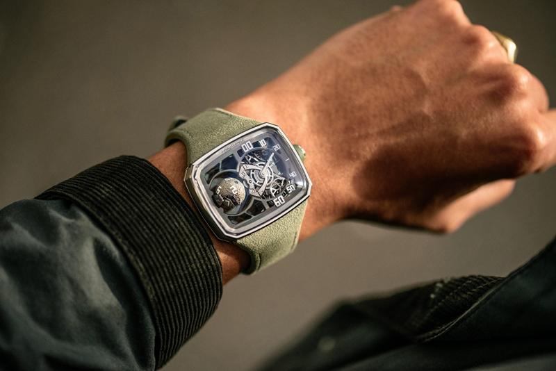 HAUTLENCE Sphere Series 4以三軸旋轉球體顯示小時，顛覆傳統讀時邏輯。（HAUTLENCE提供）