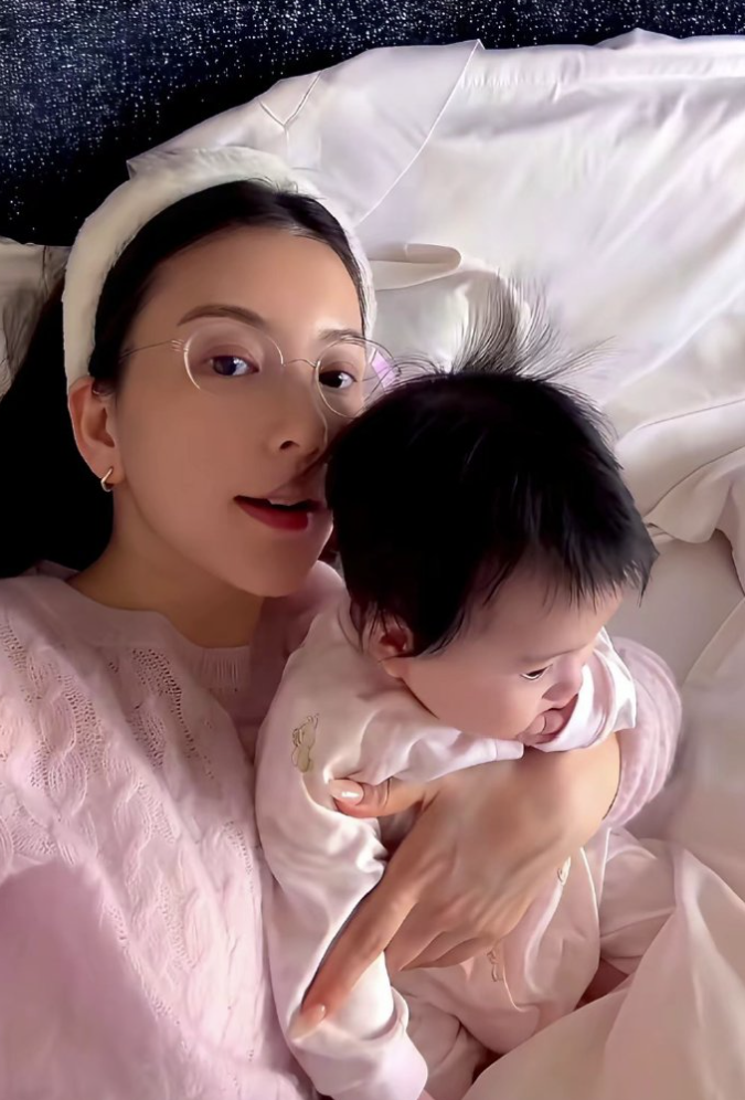 6個月大的Cheryl已經是小美女。（翻攝自Weibo）