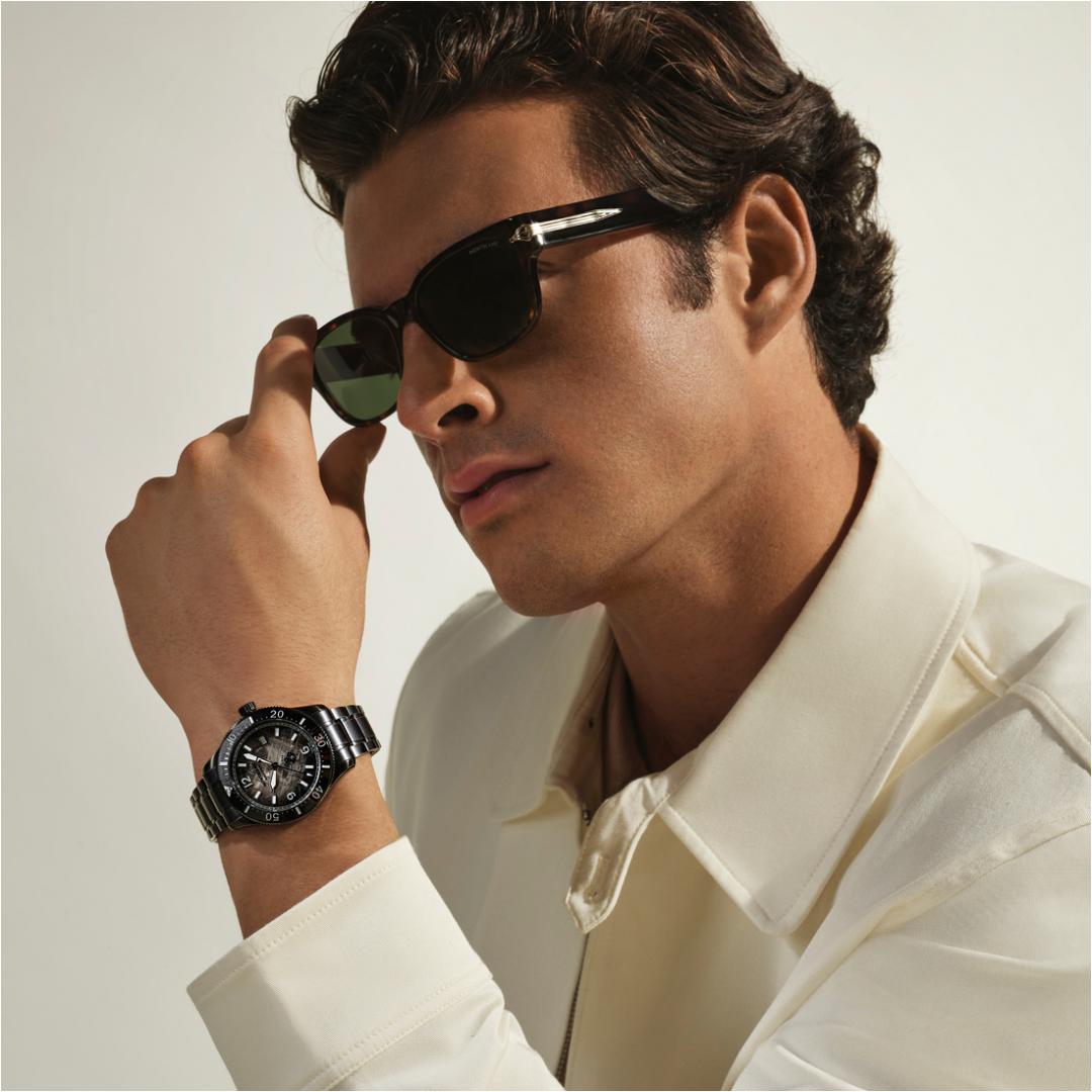 每只腕錶獨一無二的仿舊效果與紋理，呈現冰川景緻與美感。