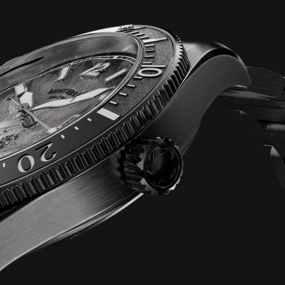 錶圈邊緣採用「錢幣紋路」，錶耳線條略微彎曲，並有精細的倒角處理與精美飾面，所有細節均採用MONTBLANC的仿舊工藝。