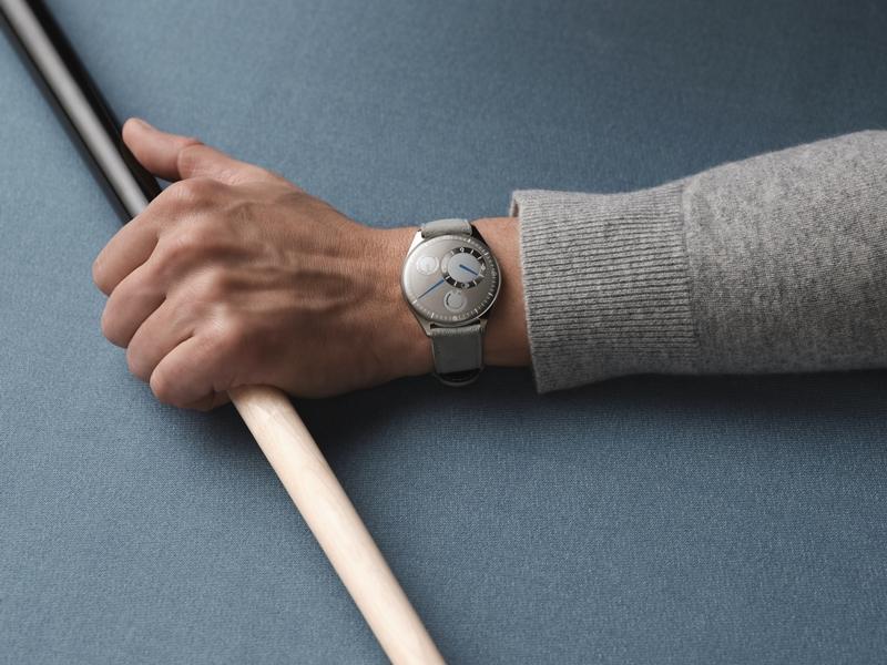TYPE 11以鈦金屬打造圓潤錶殼，搭配色彩柔和的面盤，展現極簡當代質感。（SHH提供）