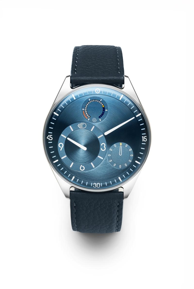 Ressence TYPE 11自動上鍊腕錶，搭載Ressence Werk RW-01自製機芯，五級鈦金屬錶殼，時、分、秒顯示與動力儲存顯示，天空藍面盤，錶徑41mm，防水深度30米，約990,000元。（SHH提供）
