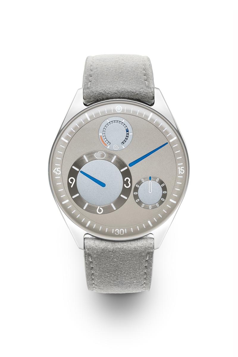 Ressence TYPE 11自動上鍊腕錶，搭載Ressence Werk RW-01自製機芯，五級鈦金屬錶殼，時、分、秒顯示與動力儲存顯示，拿鐵色面盤，錶徑41mm，防水深度30米，約990,000元。（SHH提供）