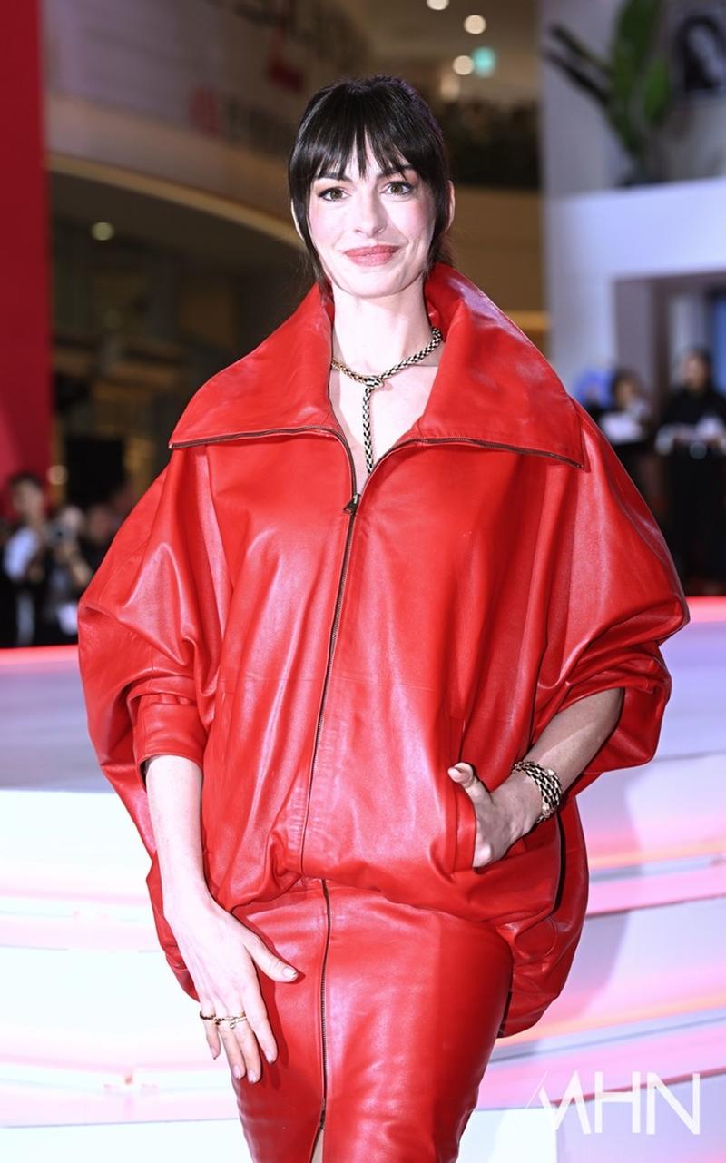 首爾造型以黑瑪瑙與鑽石堆疊，蛇形線條展現寶格麗經典風格。（BVLGARI提供）