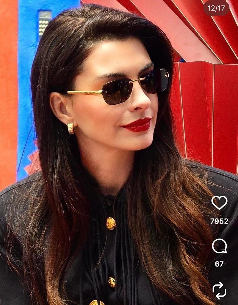 安海瑟薇現身墨西哥宣傳，金色鏡腳太陽眼鏡搭配紅脣，摩登氣場鮮明。（BVLGARI提供）