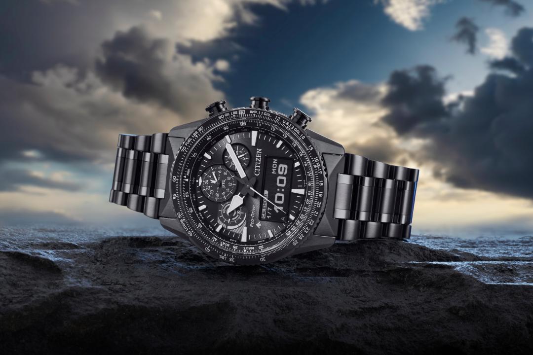 CITIZEN Promaster Sky系列光動能液晶顯示世界時間飛行腕錶，JV2005-58E錶款，30,800元，全台限量20只。