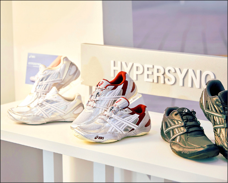 薄底鞋風潮持續延燒，HYPERSYNC採用貼地輪廓讓步態更靈活，各3,580元。