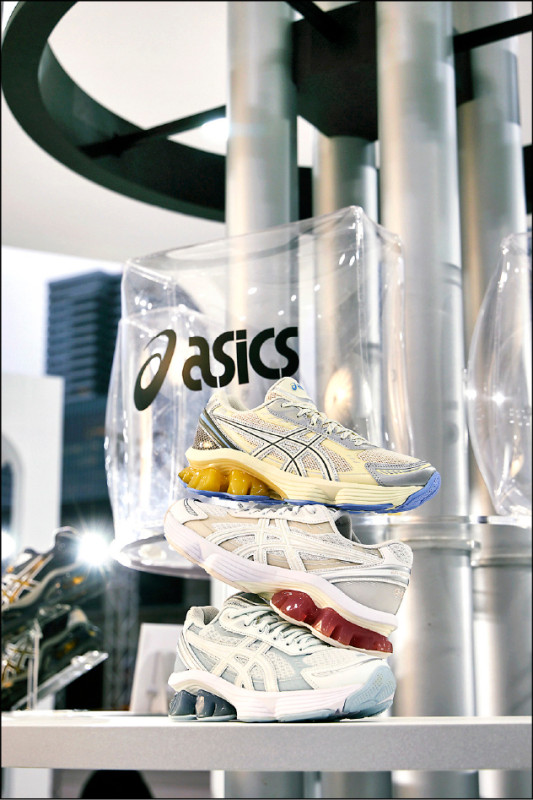 因應夏天即將來臨，GEL-KINETIC FLUENT推出粉嫩新色調，營造活力時尚美感，各5,980元。