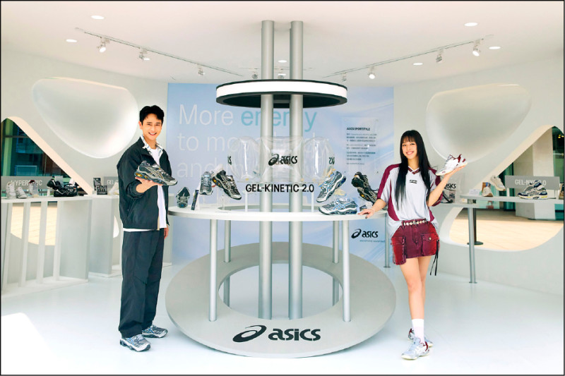 劉冠廷（圖左）、王渝萱（圖右）各自以同色系穿搭呈現亞瑟士Code of Comfort舒適美學。