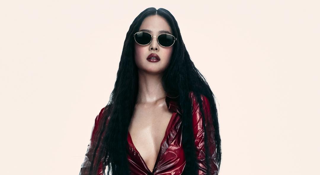 Jennie解鎖全新身分，正式成為雷朋（Ray-Ban）全球代言人。