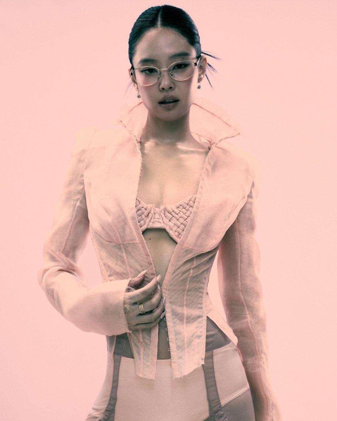 即便搭配光學眼鏡，依然散發強大巨星氣場。