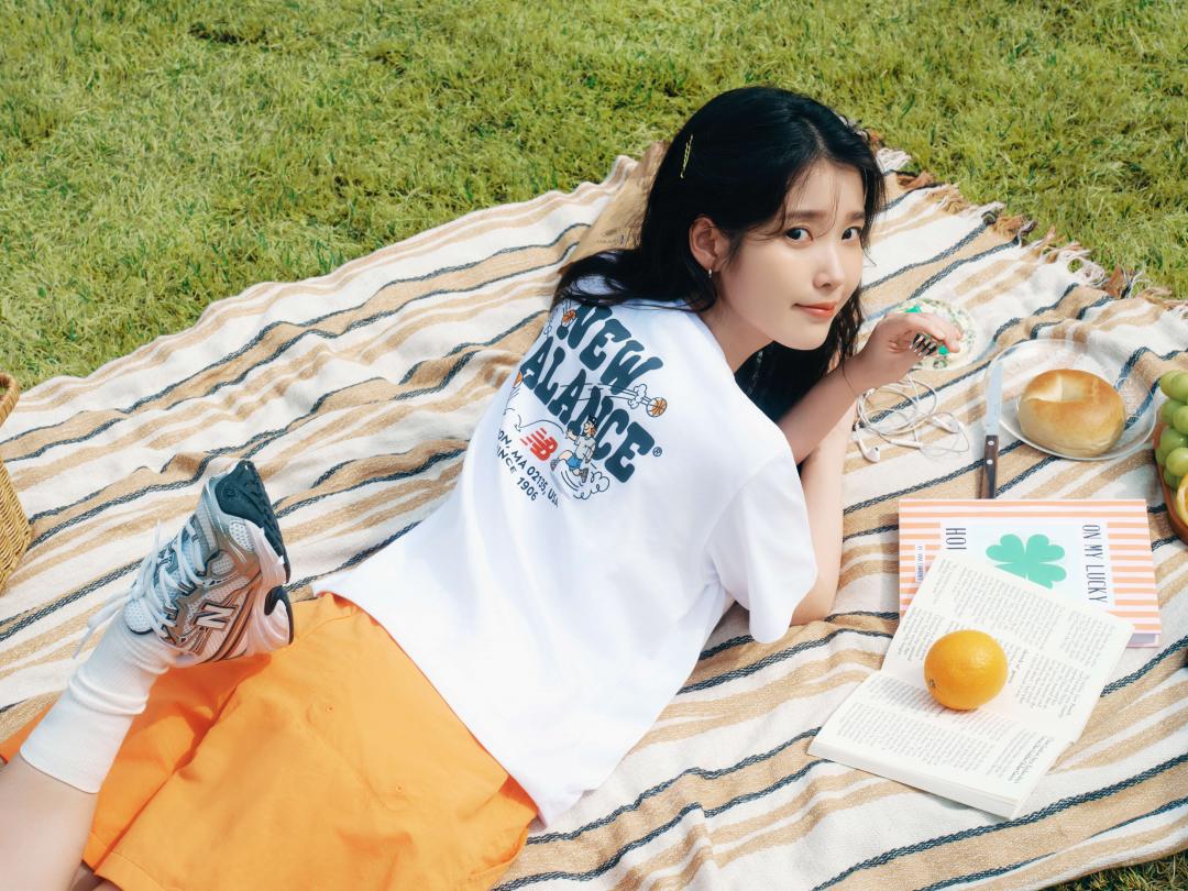 IU形象廣告款2026 NB BOY系列春日出遊白T，售價NT$1,480元。