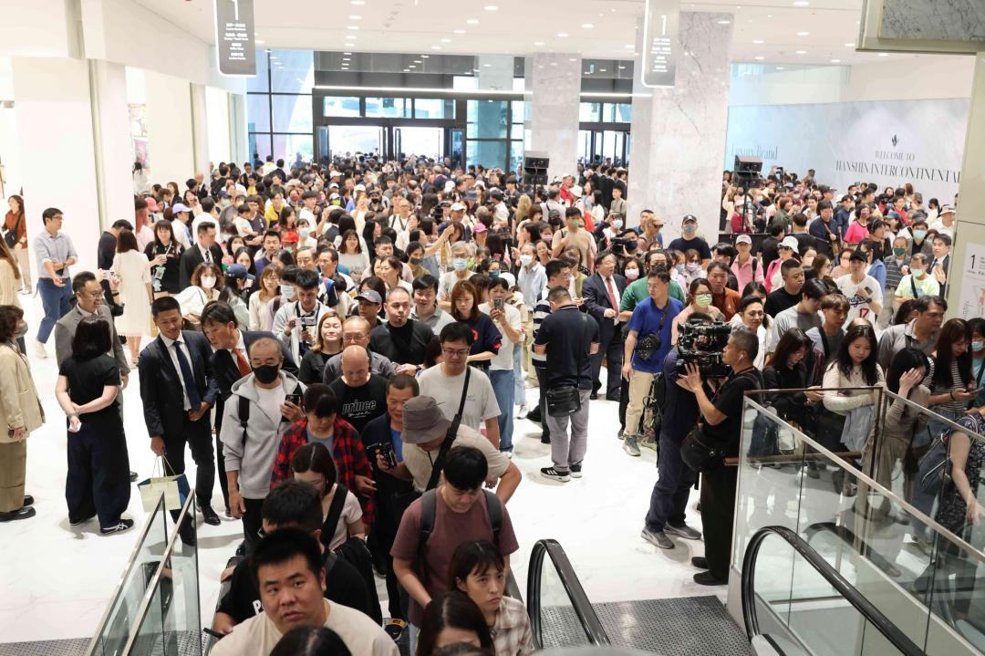漢神洲際百貨開幕，各入口湧入大批民眾。（記者蔡淑媛攝）