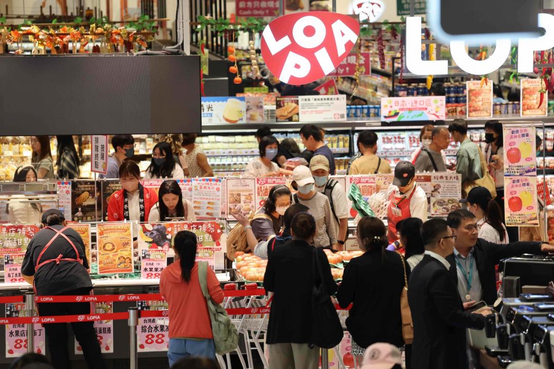台中漢神洲際百貨開幕，擁入大批民眾逛街及搶優惠。（記者蔡淑媛攝）