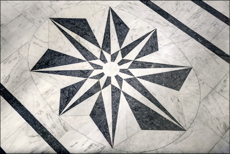 黑白對比的大理石地板，是海瑞溫斯頓紐約第五大道旗艦店標誌性元素。