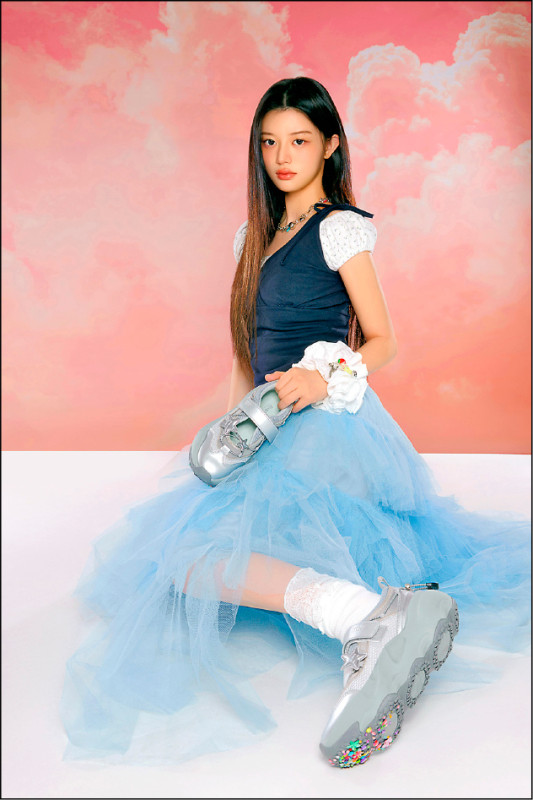 BRYN VELCRO SNEAKERS V2厚底運動鞋結合魔鬼氈與抽繩細節，在復古輪廓中注入潮流機能元素，各3,980元。