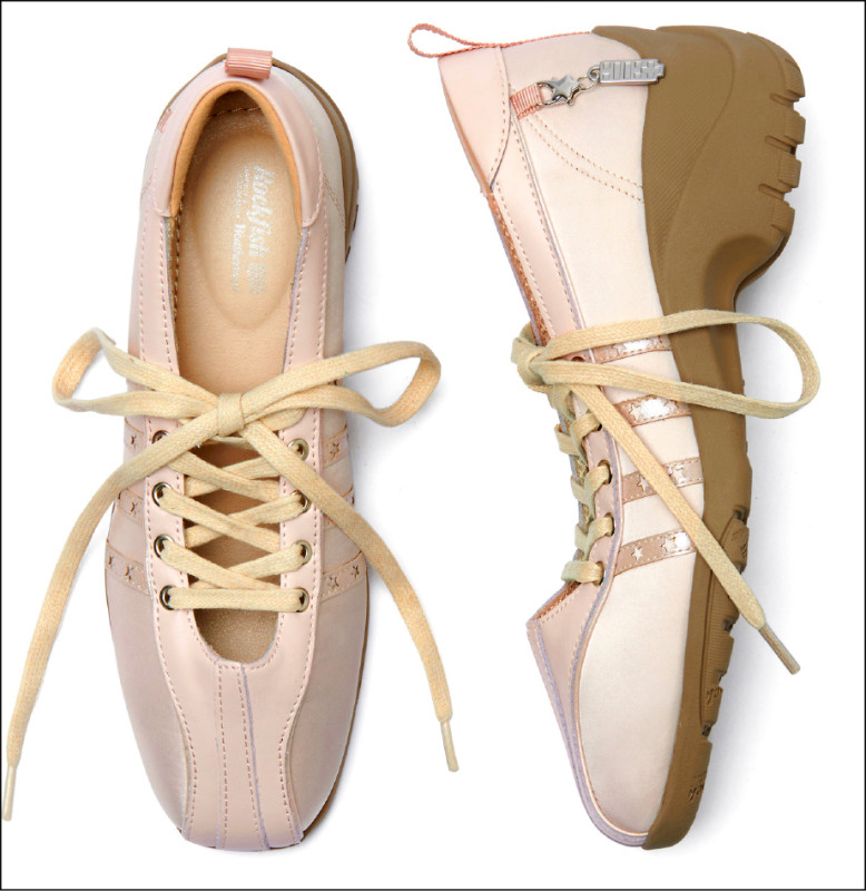 BLISS HEEL LACEUP SNEAKERS繫帶芭蕾舞鞋，採用厚底設計修飾腿部線條，3,780元。