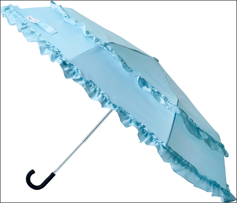 晴雨兩用的天空藍荷葉邊摺傘延伸可愛風格，1,480元。