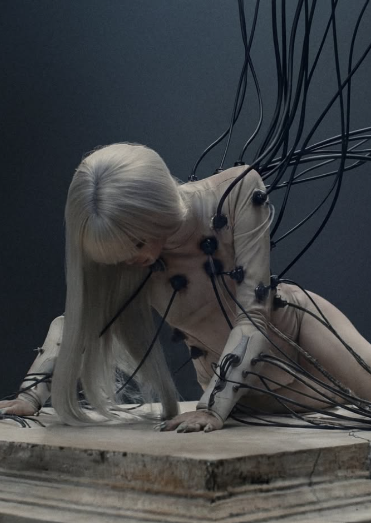 Lisa推出新歌，MV走前衛性感路線。（翻攝自IG）