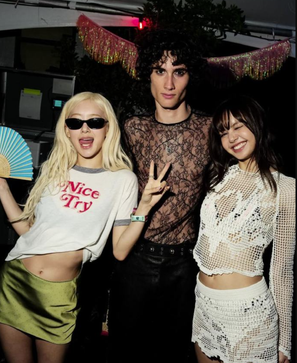 （左起）Rosé、Sombr、Lisa。（翻攝自Weibo）