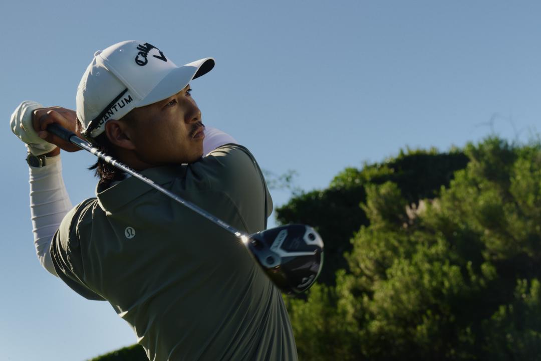 春季高球服飾以全新升級的ShowZero™隱藏汗跡布料科技打造，即便長時間戶外運動，也不易出現尷尬汗跡，影響外在自信。