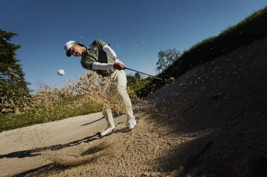 長褲收納設計也巧妙考量到高球運動過程，讓球迷們在沙地與果嶺上，依然能維持穩定動作表現。