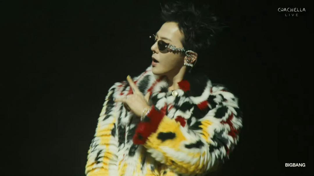 GD身為全球時尚ICON，開場以彩色皮草造型吸睛。