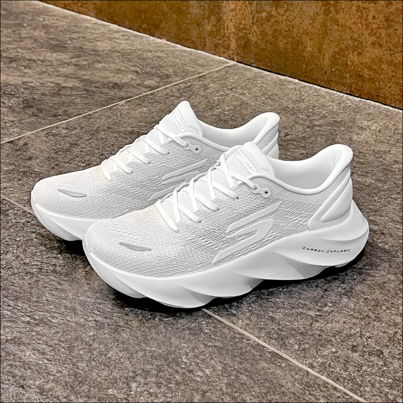 AERO BURST作為頂級緩震鞋型，主打能有效接住高強度訓練疲勞腳感的設計。圖為男款6,390元。