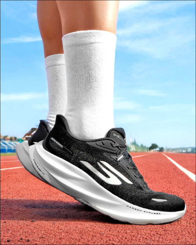 從訓練到實戰都適用的SKECHERS AERO SPARK，因可對應多種場景被暱稱為「萬金油跑鞋」。男款6,190元。