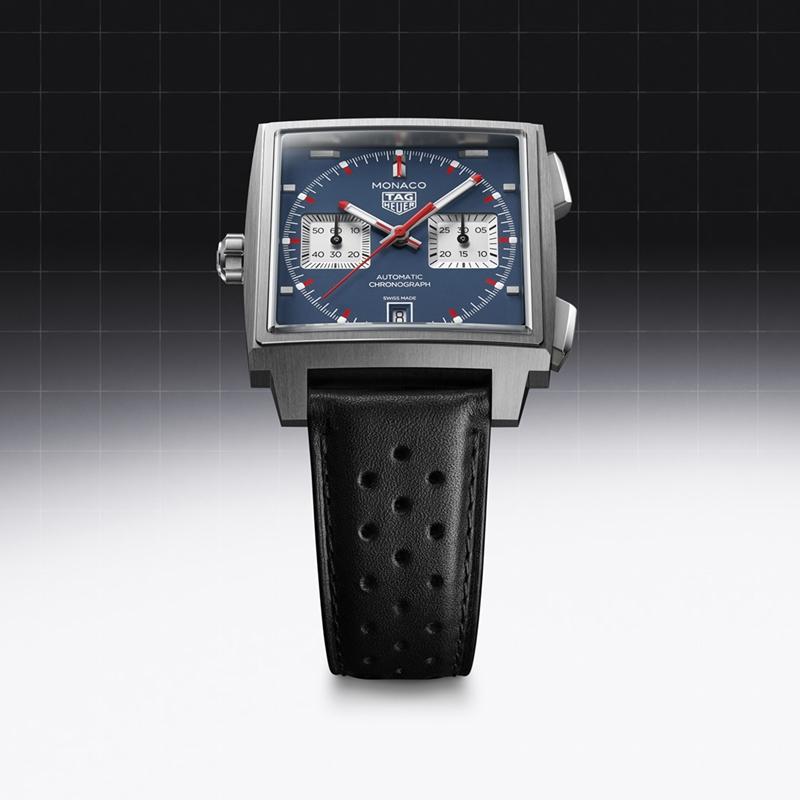 TAG Heuer Monaco左冠計時腕錶經典藍款，搭載Calibre TH20-11自製自動上鍊計時機芯，5級鈦金屬錶殼，藍色蛋白石錶盤，時間、日期與計時功能，錶徑39mm，防水深度100米，301,200元。（TAG Heuer提供）