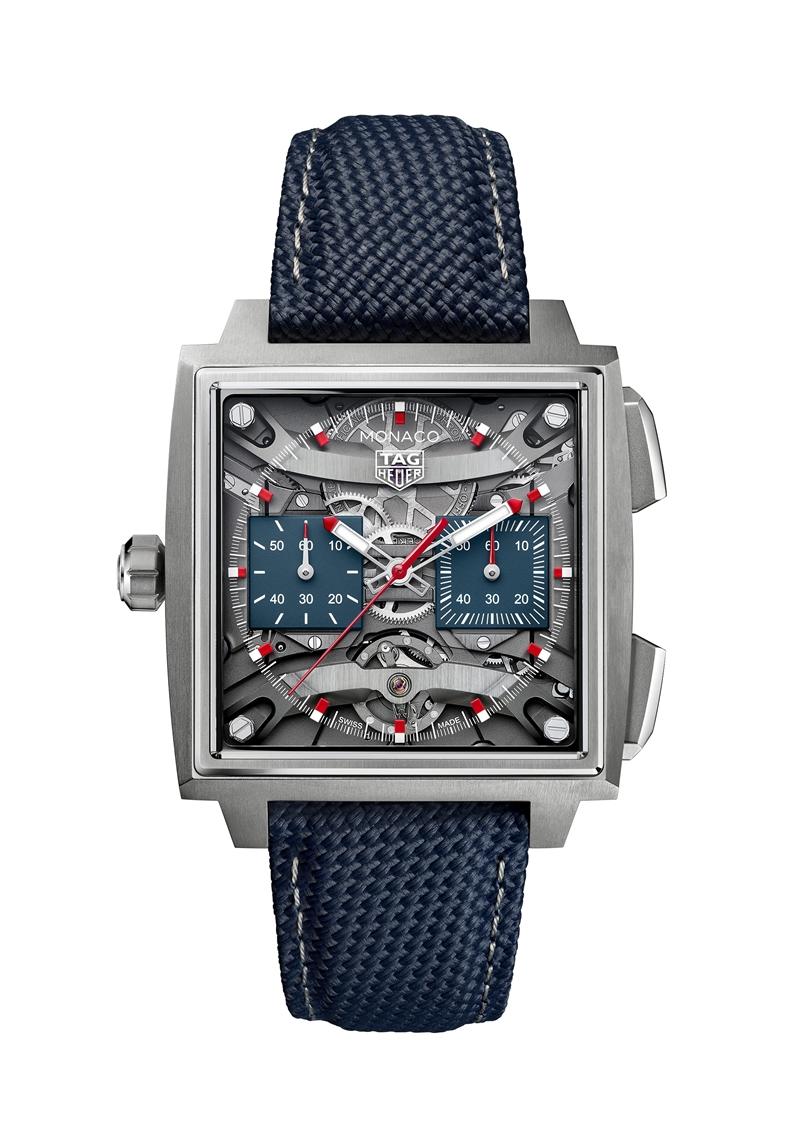 TAG Heuer Monaco Evergraph計時腕錶經典藍款，搭載Calibre TH80-00自動上鍊計時機芯，5級鈦金屬錶殼，鏤空機芯結構搭配藍色計時小盤，時間與計時功能，錶徑40mm，防水深度100米，約950,000元。（TAG Heuer提供）