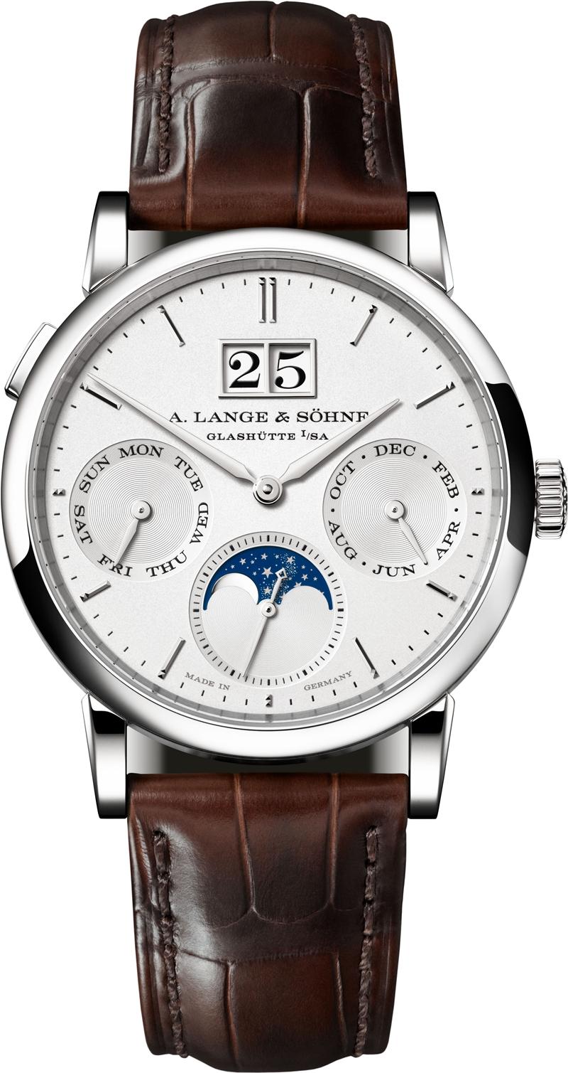 SAXONIA ANNUAL CALENDAR年曆腕錶，搭載L207.1自動上鍊機芯，750白金錶殼搭配銀白色錶盤，大日曆、星期、月份與月相顯示，錶徑36mm，動力儲存60小時。（A. Lange & Söhne提供）