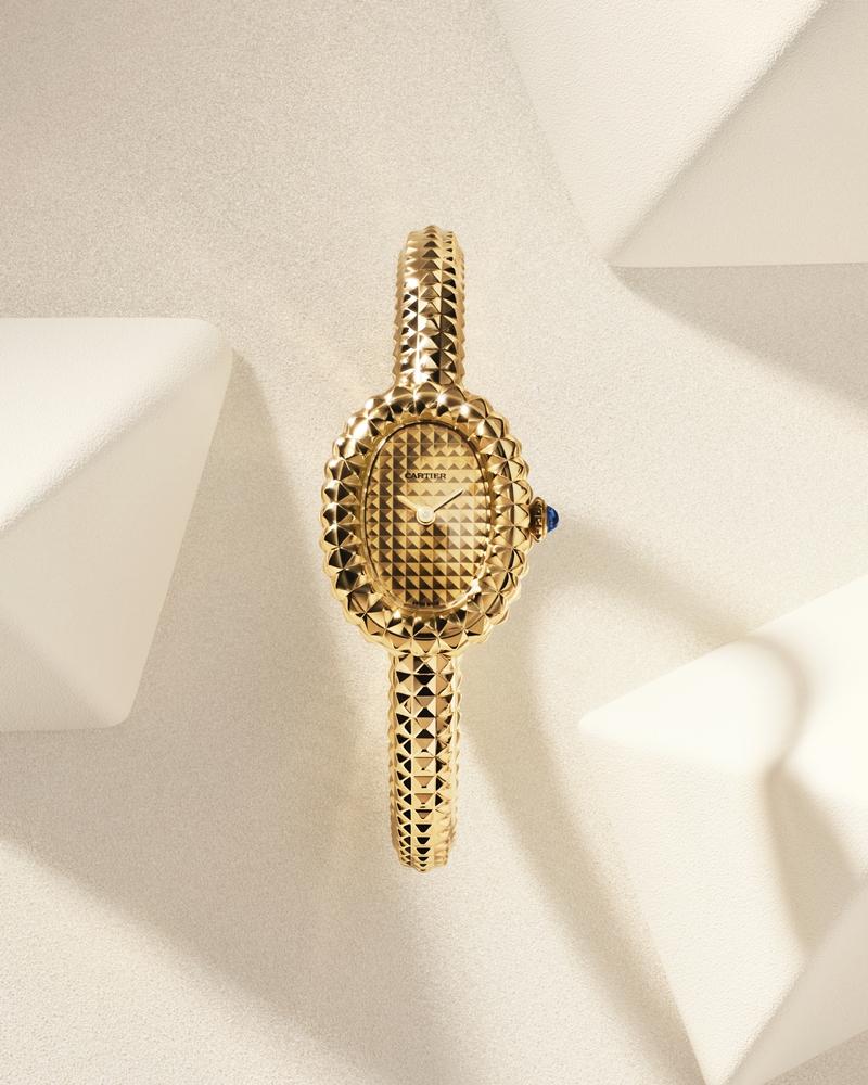 Baignoire腕錶（全金款），石英機芯，黃K金錶殼與鍊帶，巴黎飾釘裝飾錶盤，時間顯示，經典橢圓造型。（Cartier提供）