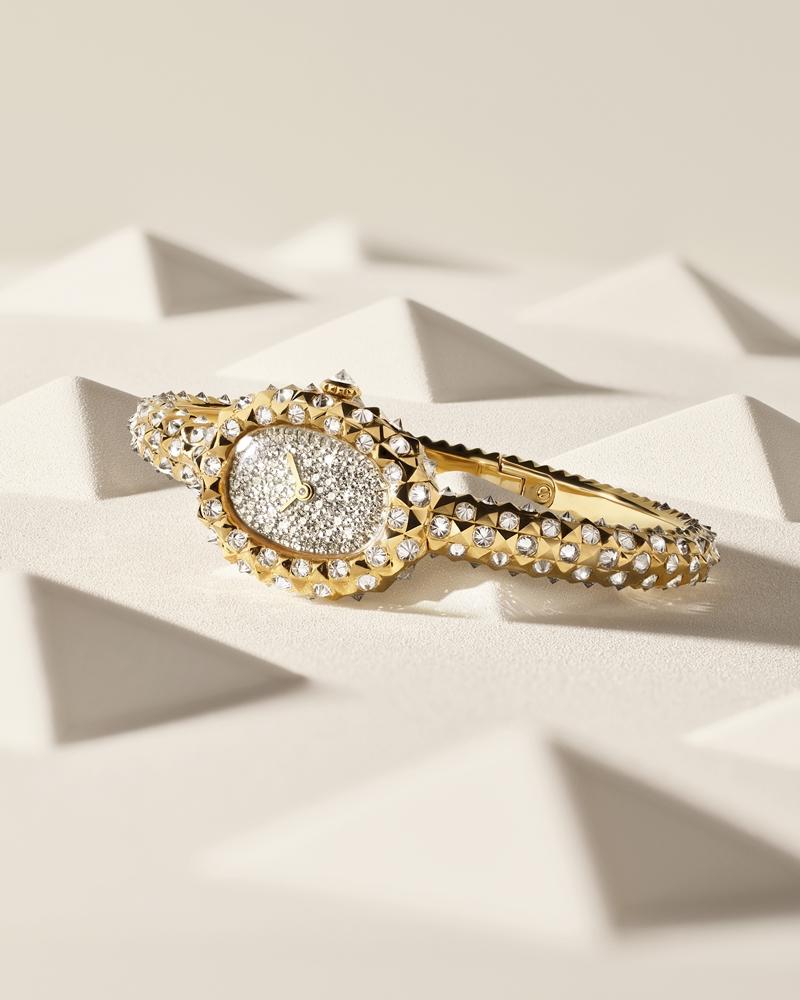 Baignoire腕錶（巴黎飾釘款），石英機芯，黃K金錶殼與手鐲式錶鍊，鑲鑽錶盤，時間顯示，優雅珠寶錶設計。（Cartier提供）