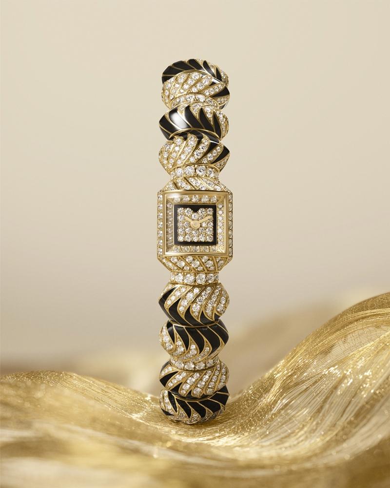 Myst腕錶，石英機芯，黃K金與縞瑪瑙材質，鑲嵌鑽石與真漆裝飾，時間顯示，彈性珠寶式錶鍊設計。（Cartier提供）