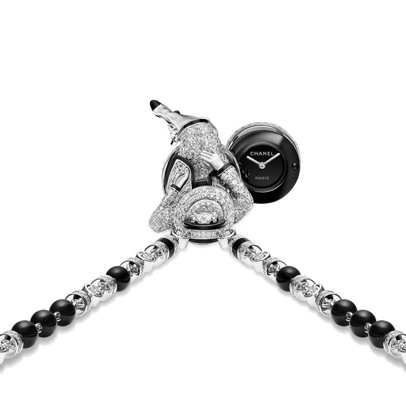 COCO GAME限定系列項鍊時計，石英機芯，18K白金鑲鑽搭配陶瓷與縞瑪瑙元素，雕塑人物造型設計，隱藏式錶盤，獨一無二作品。（CHANEL提供）