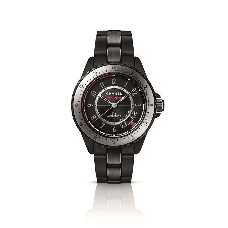 J12 Superleggera腕錶，搭載Caliber 12.1自動上鍊機芯，霧黑高抗磨陶瓷與精鋼錶殼，時間與日期顯示，約70小時動力儲存。（CHANEL提供）