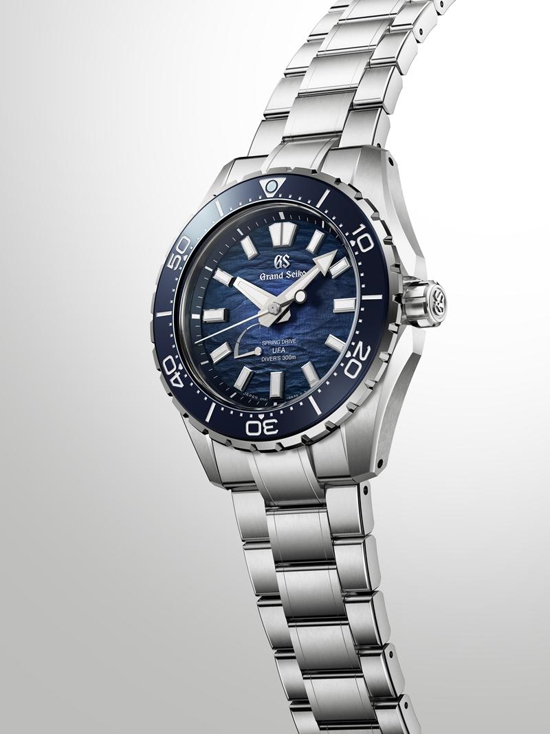 Grand Seiko Evolution 9 Collection「潮汐Ushio 300」潛水腕錶（SLGB023），搭載Spring Drive 9RB1自動上鍊機芯，白鈦錶殼與錶鍊，時間顯示，錶徑40.8mm，防水深度300米，約330,000元。（Grand Seiko提供）