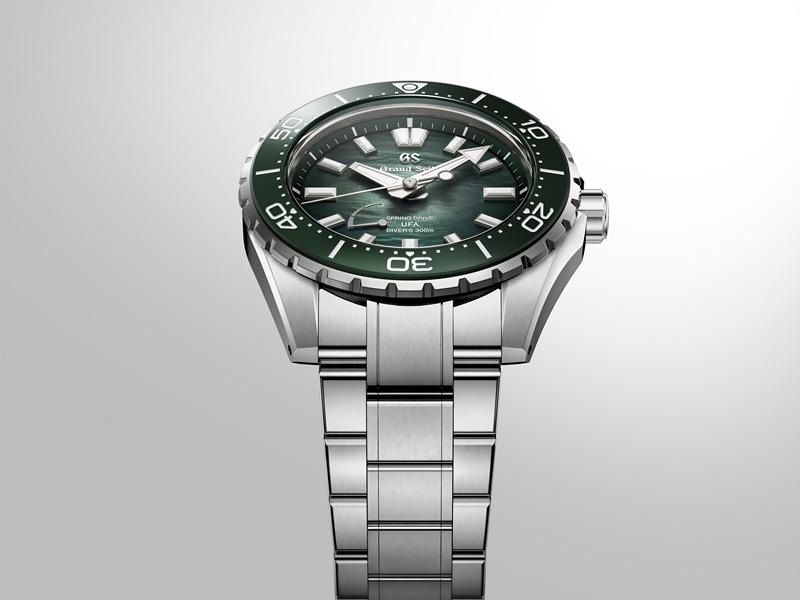 Grand Seiko Evolution 9 Collection「潮汐Ushio 300」潛水腕錶（SLGB025），搭載Spring Drive 9RB1自動上鍊機芯，白鈦錶殼與錶鍊，時間顯示，錶徑40.8mm，防水深度300米，約330,000元。（Grand Seiko提供）
