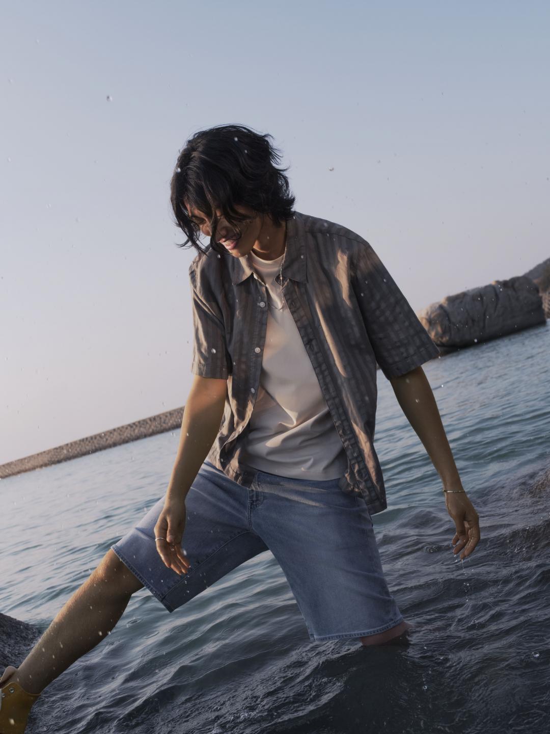 寬鬆短版襯衫（NT$2,090）、淺褐色涼感Logo短袖上衣（NT$1,490）、6月上市的478™復古老爹丹寧短褲（NT$ 2,890）。