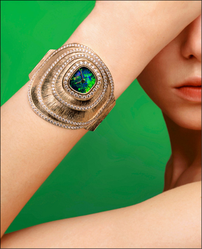 PIAGET SIXTIE系列18K玫瑰金蛋白石面盤宮廷式雕刻飾紋手鐲錶，搭載355P石英機芯，尺寸26mm×24mm，價格店洽。