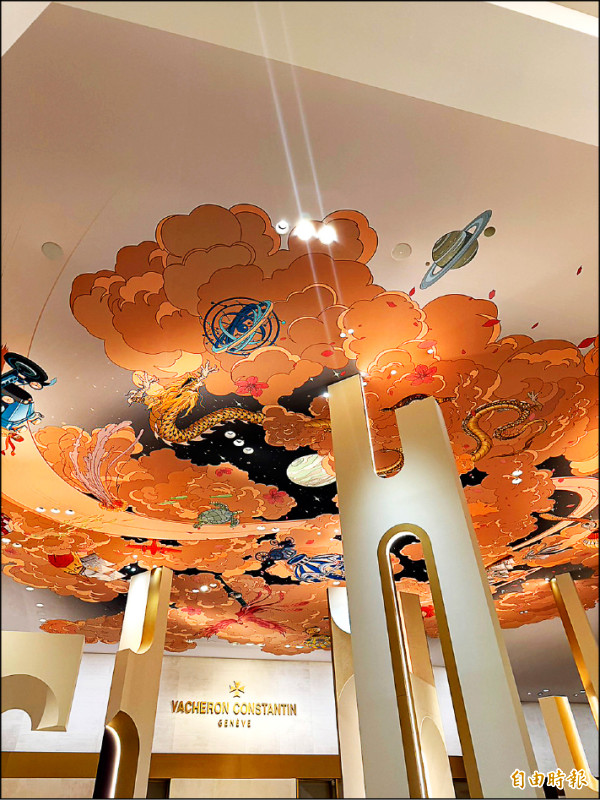 各家品牌比拚展間設計，江詩丹頓本屆主題發揮於天花板，與中國藝術家合作打造，呼應對工業、藝術的探索。（記者余崇慧攝）