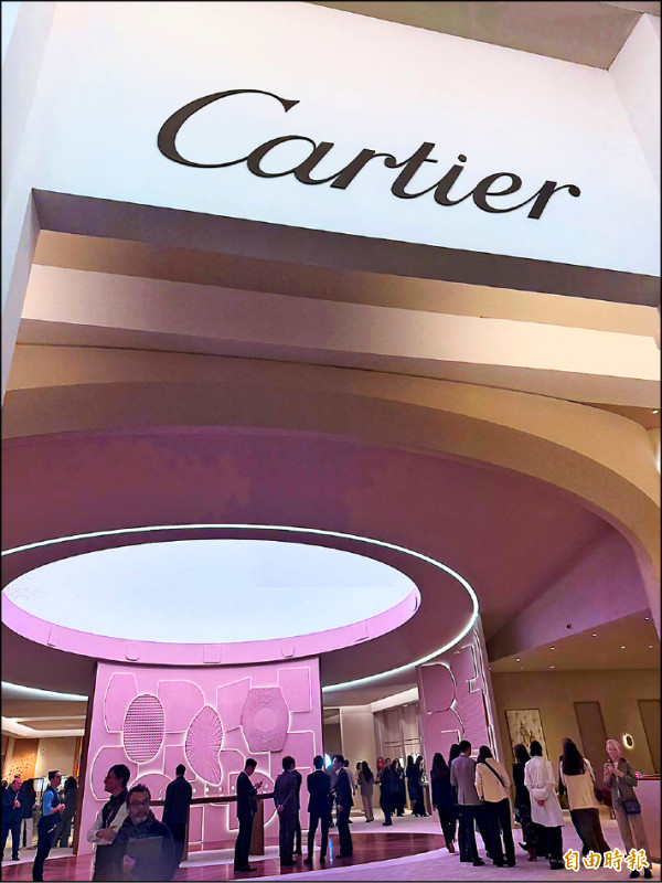卡地亞的展間以簡潔明亮的淺色系為主，讓視覺聚焦於腕錶作品。（記者余崇慧攝）