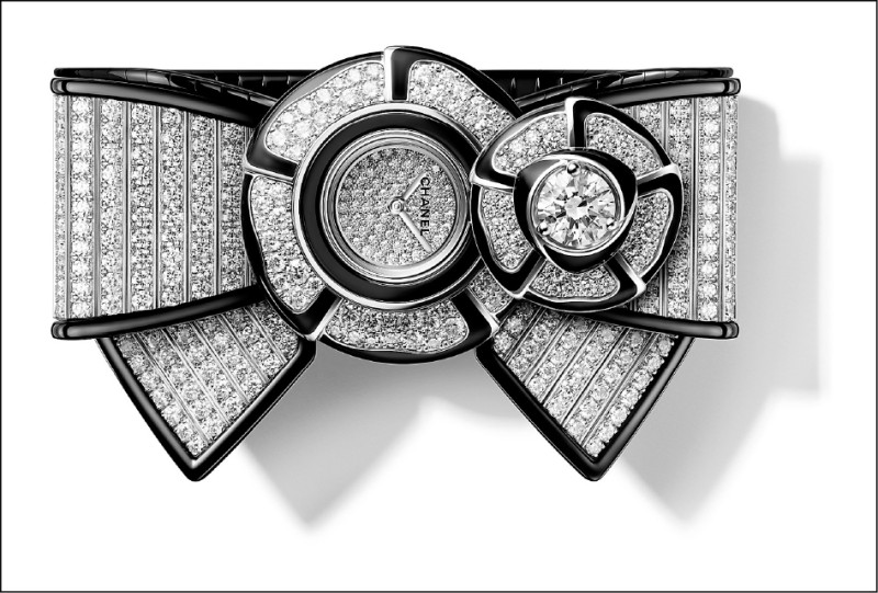 CHANEL NŒUD DE CAMÉLIA鑽石手環錶，搭載石英機芯，18K白金錶殼，錶徑10mm，全球限量5只，各25,593,000元。