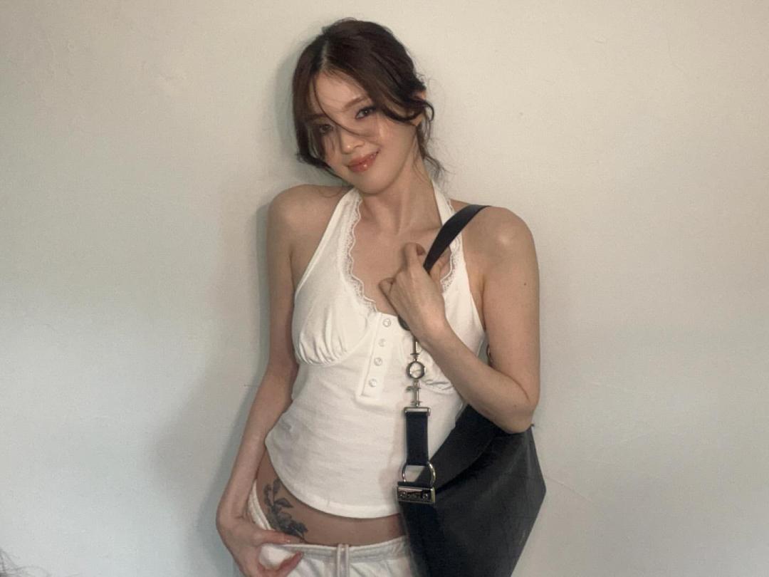 即將迎來夏日，韓韶禧以掛脖背心搶先示範輕鬆有型的辣妹穿搭。