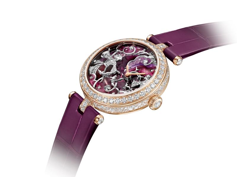 Lady Retrouvailles Célestes腕錶，搭載手動上鍊機械機芯，玫瑰金與白K金錶殼，鑲嵌粉紅色藍寶石、鑽石，結合琺瑯與微型彩繪工藝，時間顯示。（Van Cleef & Arpels提供）