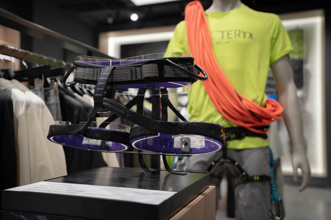 ARC’TERX始祖鳥從攀巖裝備起家，台北101形象店內同步展示第一代攀巖安全帶。