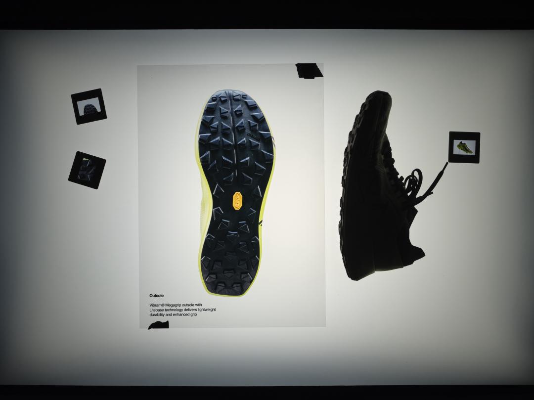 鞋面採用超輕量工程織布，兼具輕量並與透氣性，並結合襪套式鞋舌與一體式鞋領設計，強化包覆與貼合有效阻擋碎石進入。中底內嵌碳纖維板，專為追求速度與效率的山地跑者而設，為越野地形提供關鍵穩定支撐；搭配弧形中底rockered geometry幾何設計與高回彈超臨界泡棉，能減少奔跑的疲勞感。