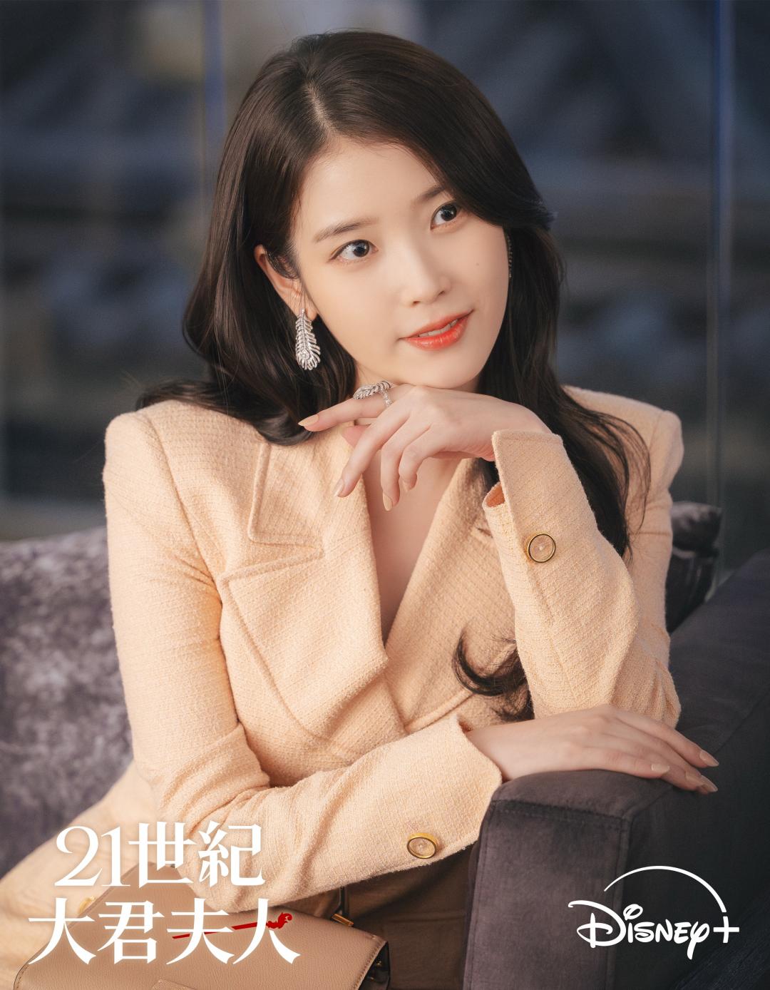 劇中飾演財團CEO的IU，在Vlog中公開求婚戲幕後，配戴總價約585萬珠寶的她，在邊佑錫靠近時「護住」珠寶，碰都不給碰。