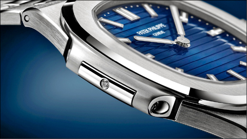 過去鉑金款Nautilus憑藉6點鐘位置的鑽石鑲嵌便於區分材質，而5610/1P-001為保持錶盤纖薄，將鑽石移至9點鐘位置，成為腕錶一大特色。